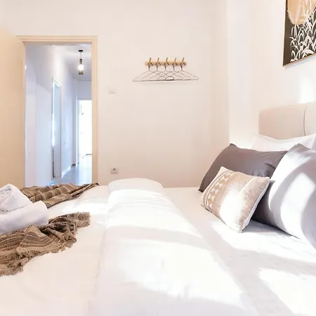 Апартамент Maison Mitropoleos - Spacious Luxury Солун